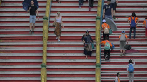 Menschen-Auf-Der-Treppe-Der-Batu-Höhlen-In-Malaysia