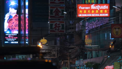 Pancartas-Publicitarias-En-La-Noche-Bangkok-Tailandia