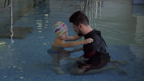 En-La-Clínica-Médica-Evexia-En-La-Piscina,-El-Médico-Comprueba-Cómo-Funcionan-Los-Pies-De-Un-Niño.