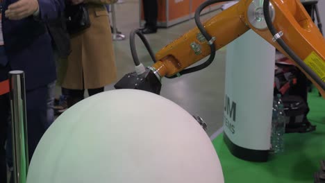Robot-Para-Trabajos-De-Jardinería-En-Exposición-De-Robótica.