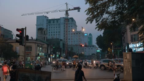 Chaotischer-Straßentransport-Am-Abend-In-Hanoi,-Vietnam