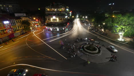 Zeitraffer-Des-Stadtplatzes-Mit-Verkehr-In-Der-Nacht,-Hanoi,-Vietnam