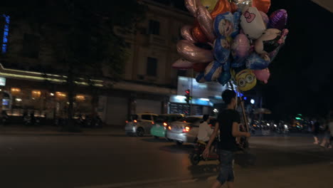 Vendedor-Ambulante-Con-Un-Montón-De-Globos-En-Hanoi,-Vietnam