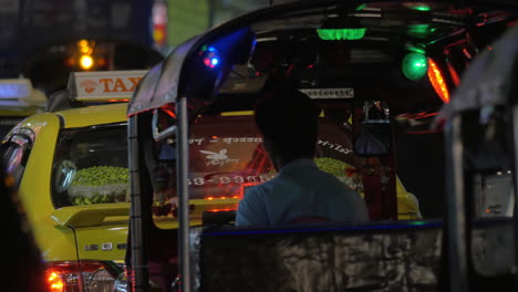 Tuk-Tuk-Y-Taxi-En-El-Camino-De-La-Noche-Bangkok-Tailandia