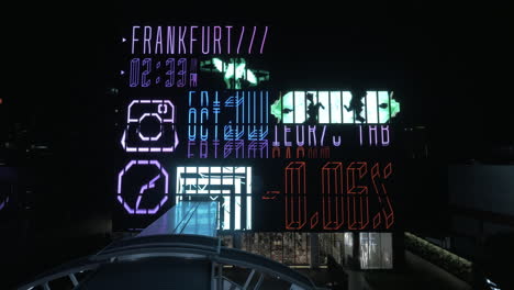 Informationsbildschirm-In-Der-Nachtstadt