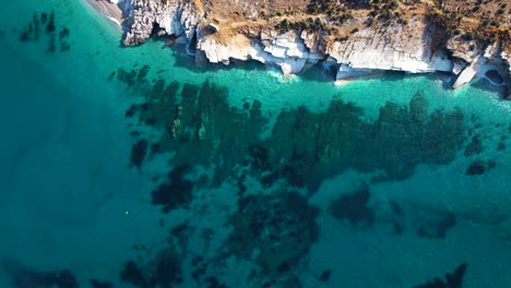 Unterwasserwunder-Von-Lukova-–-Wunderschöne-Azurblaue-Tiefsee-Und-Felsige-Küste,-Die-Die-Rätselhafte-Unterwasserwelt-Aus-Komplizierten-Felsen-Enthüllen
