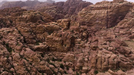 Flug-über-Das-Red-Rock-Gebirge-In-Der-Nähe-Von-Wadi-Musa-Und-Petra-In-Jordanien