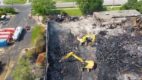 Excavadoras-De-Maquinaria-Pesada-Demoliendo-Edificios-Quemados-Y-Retirando-Escombros