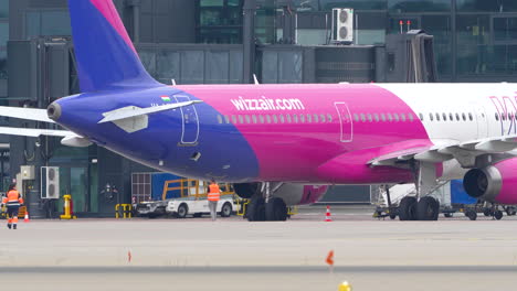 Aviones-Con-Librea-Colorida-Estacionados-En-El-Aeropuerto-Con-Personal-De-Tierra.