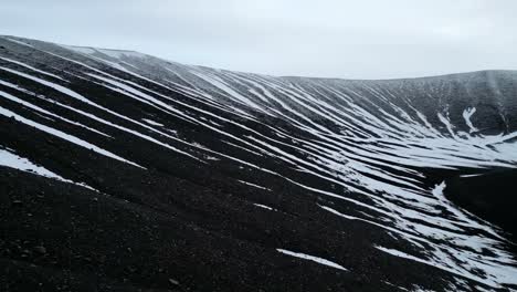 Cráter-Del-Volcán-En-Islandia