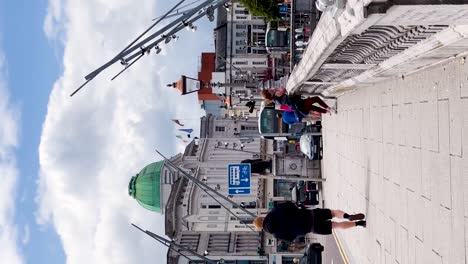 Gelassenheit-In-Der-Stadt:-Vertikales-Video-Einer-Frau,-Die-Sich-Am-St.-Louis-Entspannt