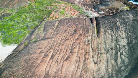 Neigeansicht-Des-Wahrzeichens-Des-Leuchtturms-Von-Cape-Leeuwin-Mit-Parallelen-Zerklüfteten-Felsen,-Australien