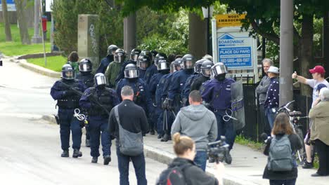 Control-De-Multitudes-De-La-Policía-Antidisturbios-En-El-Centro-De-Quebec.