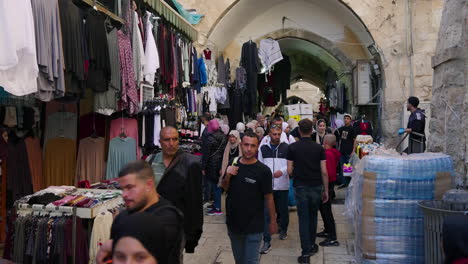 Musulmanes-En-Camino-A-La-Mezquita-De-Al-aqsa-Durante-El-Ramadán-En-La-Ciudad-Vieja-De-Jerusalén