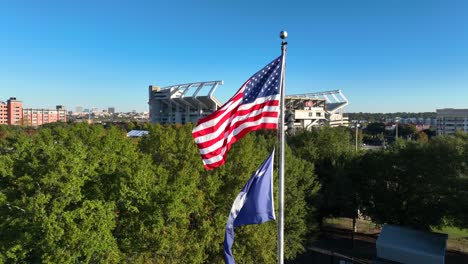 Banderas-De-Estados-Unidos-Y-Carolina-Del-Sur-Ondeando-En-El-Estadio-De-Fútbol-De-La-Universidad-De-Carolina-Del-Sur