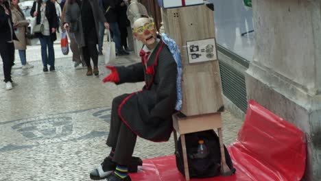 Lissabon,-Straßenkünstler-Spielt-Vor-Der-Kamera-Und-Passanten