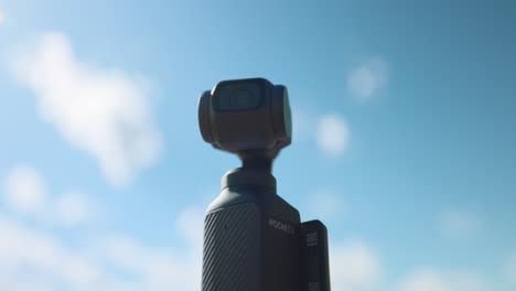 Nahaufnahme-Des-DJI-Osmo-Pocket-3-Vor-Sonnigem-Blauem-Himmel