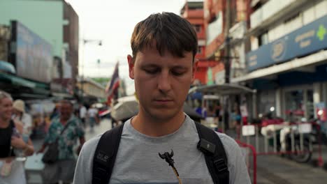 Junger-Kaukasischer-Männlicher-Tourist,-Der-Einen-Skorpion-In-Der-Straße-Von-Bangkok-Isst