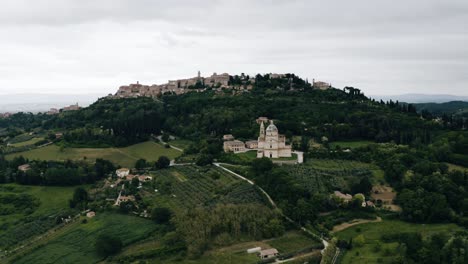 Weite-Luftaufnahme-Der-Italienischen-Landschaft-Mit-Prominent-Hervorgehobenem-Heiligtum-Der-Madonna