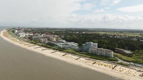 Luftaufnahme-Des-Cuxhavener-Strandes-Und-Vieler-Moderner-Hoteleinrichtungen