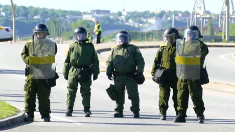 Bewaffnete-Militäroffiziere-Mit-Schutzschilden-Blockieren-Die-Straße