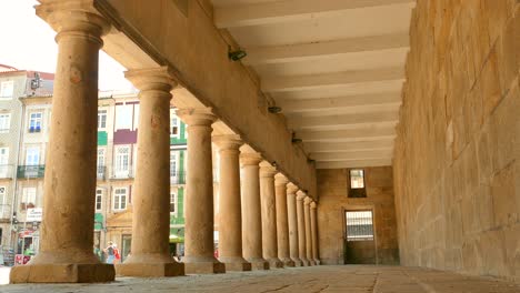 Pasaje-Cubierto-En-El-Rectorado-De-La-Universidad-De-Minho-En-La-Plaza-Largo-Do-Paco-En-Braga,-Portugal