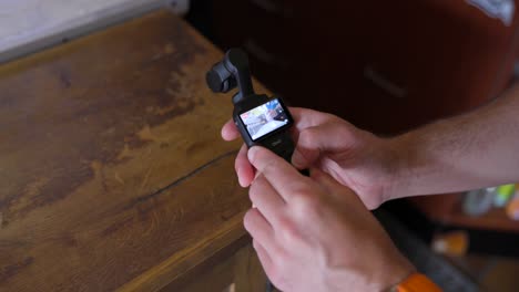 ¿Vista-Por-Encima-Del-Hombro-Del-Creador-De-Contenido-Usando-Dji-Osmo-Pocket-3-En-Café?