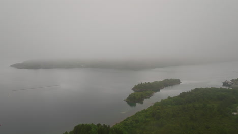 Espesa-Niebla-Blanca-Y-Fuertes-Lluvias-Que-Cubren-La-Costa-Oeste-De-Noruega