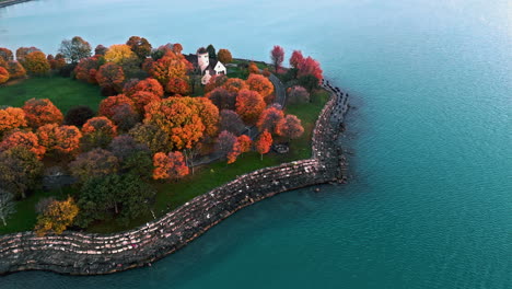 Colorful-fall-foliage-at-the-Promontory-Point,-on-the-coast-of-Chicago---Aerial-view