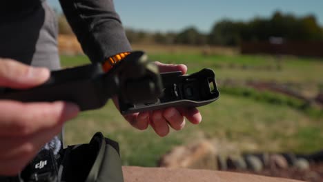 DJI-Osmo-Pocket-3-Wird-Zusammen-Mit-Der-Batterieverlängerungsbefestigung-Außen-In-Einer-Schutzhülle-Untergebracht