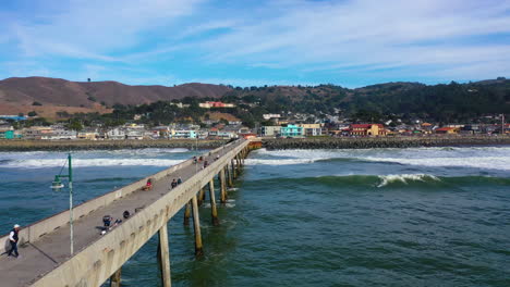 Vista-Aérea-Volando-A-Lo-Largo-Del-Muelle-Municipal,-Hacia-La-Ciudad-Pacífica-En-Ca,-Estados-Unidos