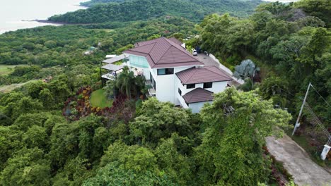 Gran-Casa-Blanca-En-La-Cima-De-Una-Montaña-Tropical-Aislada,-Drone-Costa-Rica