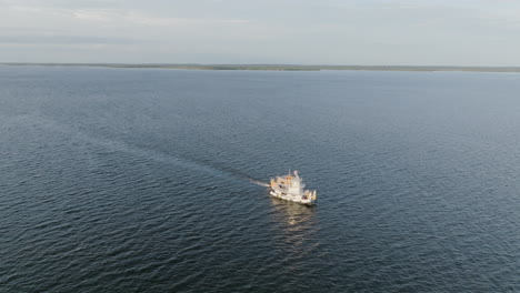 Video-Aéreo-Lento-Siguiendo-Un-Barco-Que-Se-Mueve-A-Lo-Largo-Del-Río-Amazonas-A-La-Luz-Del-Amanecer.