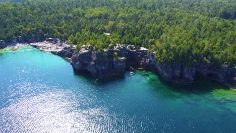 Rocky-Cliffs-At-The-Rugged-Shore-Of-Georgian-Bay-In-Bruce-Peninsula-National-Park,-Ontario,-Canada
