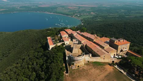 Populonia-Schloss-Mit-Turm-Und-Befestigten-Mauern
