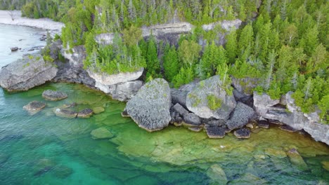 Felsbrocken-Und-Bewachsene-Ufer-Der-Georgian-Bay,-Bruce-Halbinsel,-Ontario,-Kanada