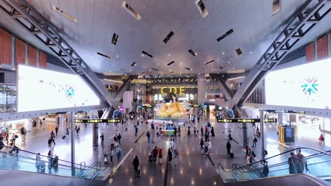 Multitudes-De-Personas-Pasando-Por-El-Aeropuerto-Internacional-De-Hamad-En-Doha.