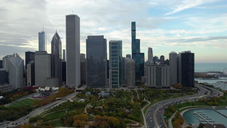 Nuevo-Horizonte-Del-Lado-Este-Y-Parques-De-Chicago,-Tarde-De-Otoño-En-EE.UU.---Vista-Aérea