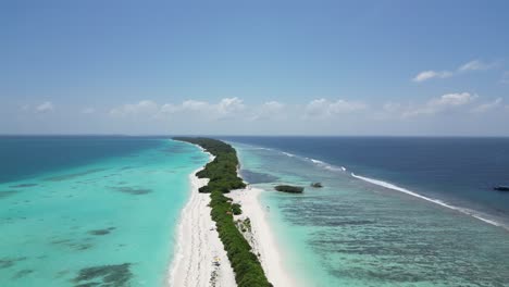 Sandbar-of-dhigurah-island-with-sandy-beach-and-blue-water,-Maldives