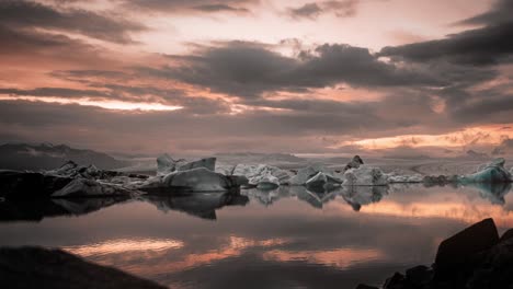 Timelapse-Laguna-Glaciar-Jokulsarlon-Iceberg-Flotando-En-El-Lago-De-Hielo-Durante-El-Espectacular-Atardecer-Dorado-Del-Atardecer