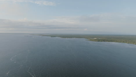 Vista-Aérea-Del-Río-Amazonas-Frente-A-La-Costa-De-Manaos,-Brasil