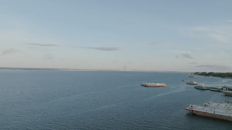 Luftvideo-Von-Am-Amazonas-Angedockten-Schiffen-Mit-Der-Rio-Negro-Brücke-Im-Hintergrund