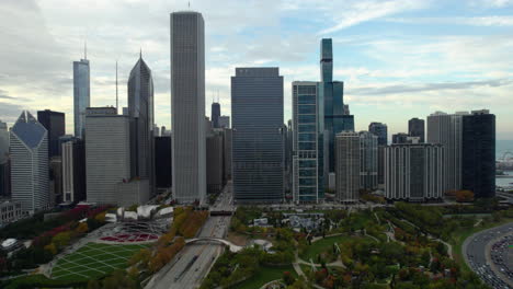 Aerial-view-backwards-over-the-fal-colored-parks-of-Chicago,-autumn-day-in-USA