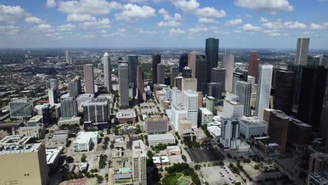 Toma-Aérea-De-Seguimiento-Del-Paisaje-Urbano-Del-Centro-De-Houston,-Durante-El-Día-En-El-Soleado-Texas.