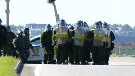 Escuadrón-De-Policía-Armada-Caminando-Por-Una-Calle-De-La-Ciudad,-Durante-La-Cumbre-Del-G7