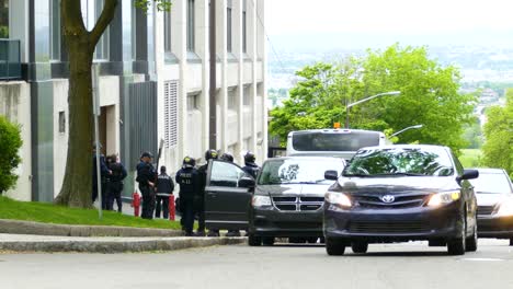 Oficinas-Armadas-Se-Reúnen-En-La-Ladera-De-Una-Colina-Preparándose-Para-Los-Servicios-De-Protección-Durante-La-Cumbre-Del-G7.