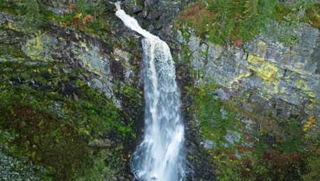 Cascada-Que-Fluye-Sobre-Acantilados-Cubiertos-De-Musgo-Durante-El-Otoño-En-Suecia