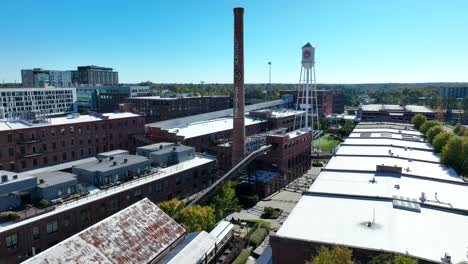 Lucky-Strike-Schornstein-Und-Wasserturm-In-Der-Innenstadt-Von-Durham,-North-Carolina