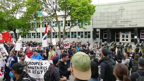 Grupo-De-Manifestantes-Contra-La-Reunión-Cumbre-Del-G7.