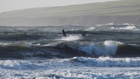 Hohe-Wellen-Und-Raues-Wasser,-Ideal-Für-Windsurfer